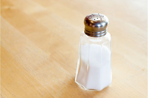 Salt shaker with iodized table salt