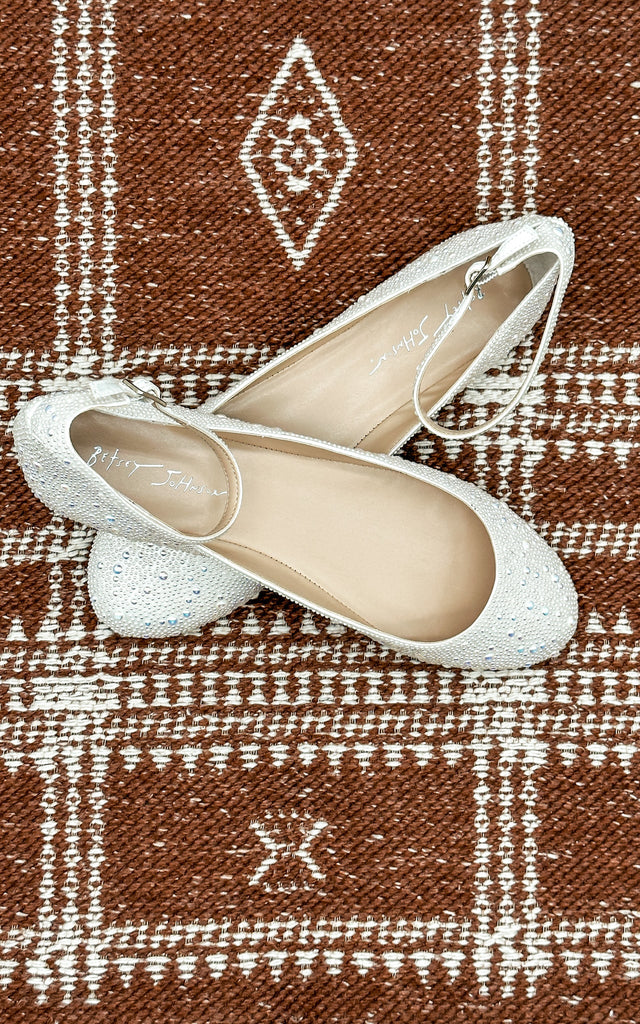 Betsey Johnson Ace Flats in Ivory – Rural Haze