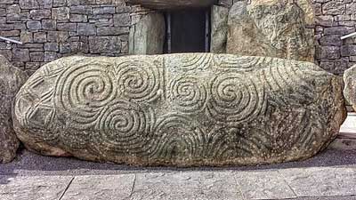 Keltischer Spiralknoten, Triskele oder Triskel am Newgrange Monument, Irland