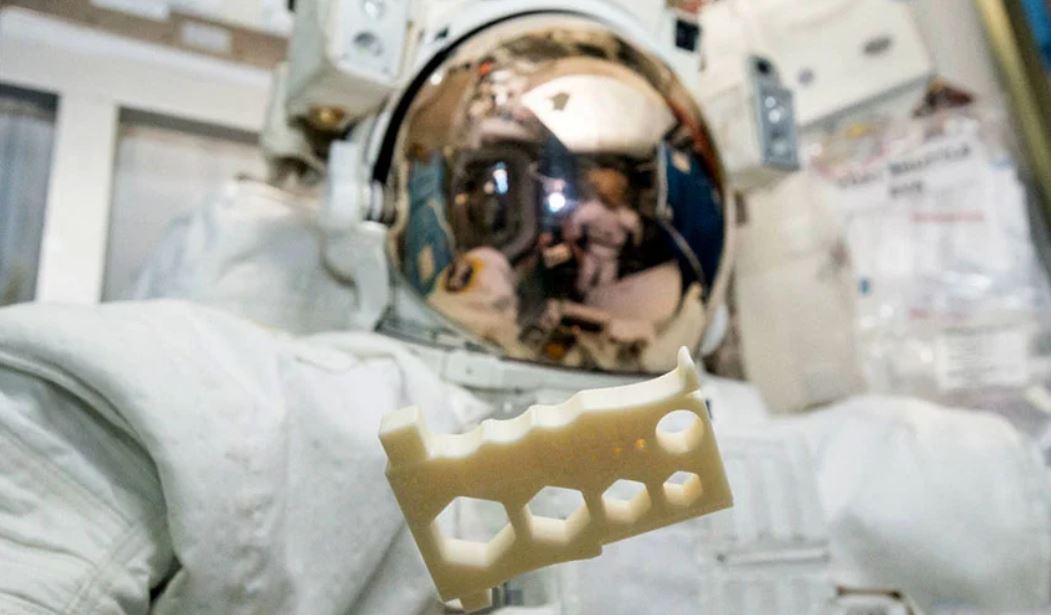 Pièce imprimée en 3D devant un cosmonaute