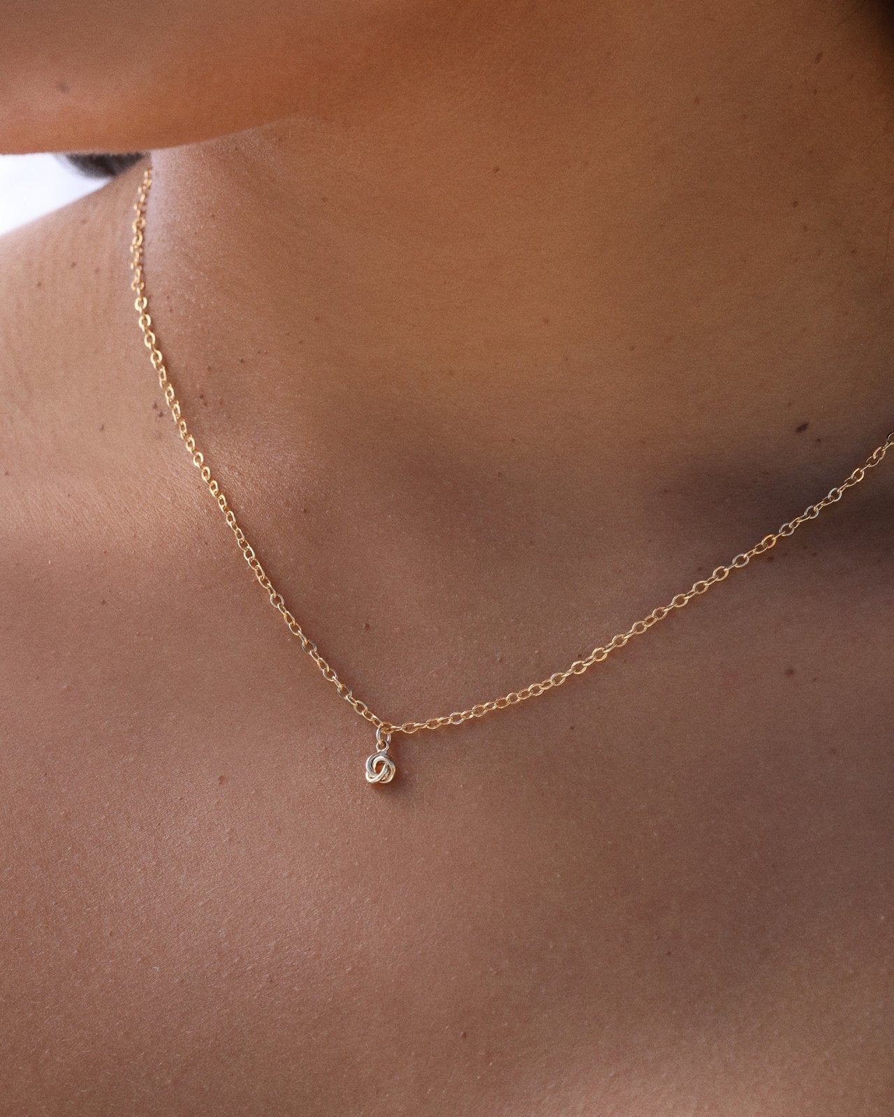 thin chain with small pendant gold