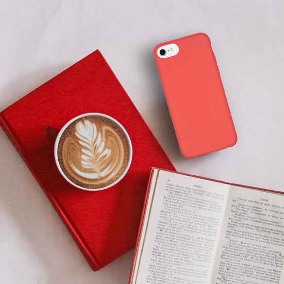 Funda móvil compostable roja con café y libros