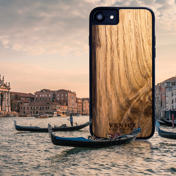 Venedig-Schriftzug-Telefon Cae, das auf dem Wasser in den Kanälen von Venedig schwimmt