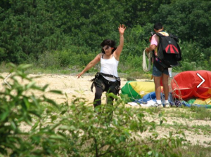 Coco réussit son premier saut en parachute!