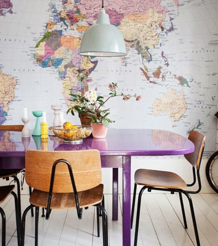 Mesa cocina lila berenjena estilo nordico mapa en la pared blog sokios