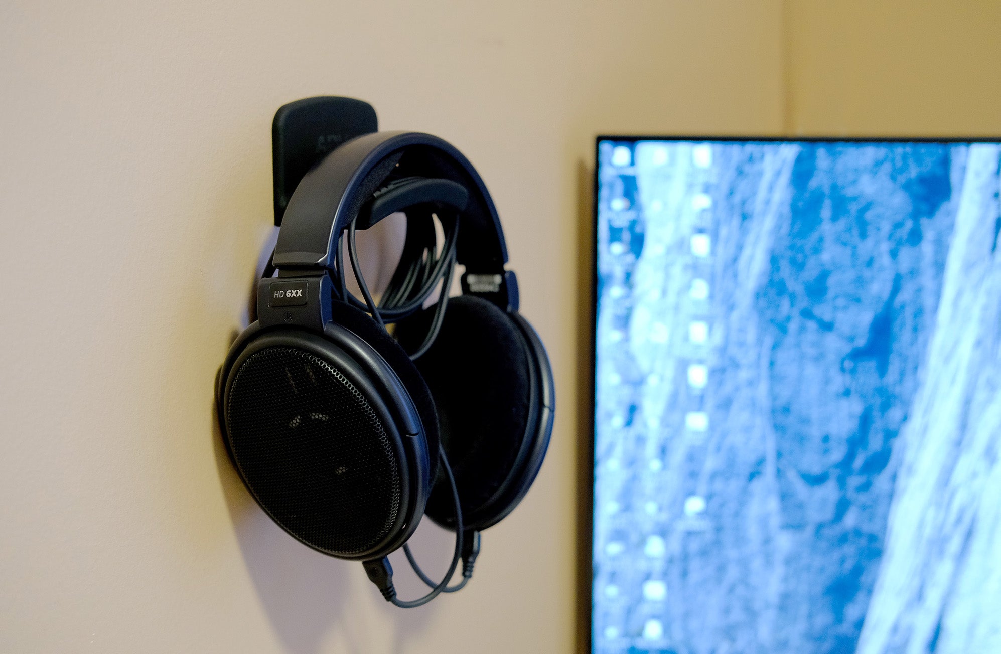 ADV. Ducktail Wall-mounted Headphone Hanger