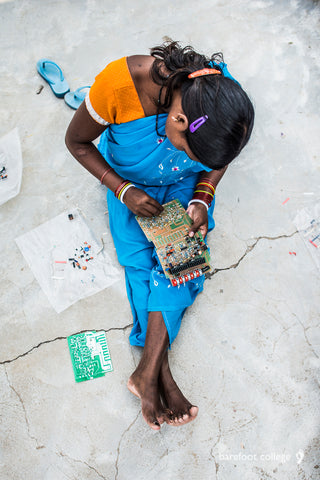 Barefoot Solar Engineer at work - Elvis & Kresse