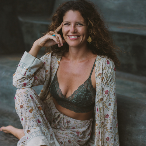 Emily Kuser | High Vibe Yoga