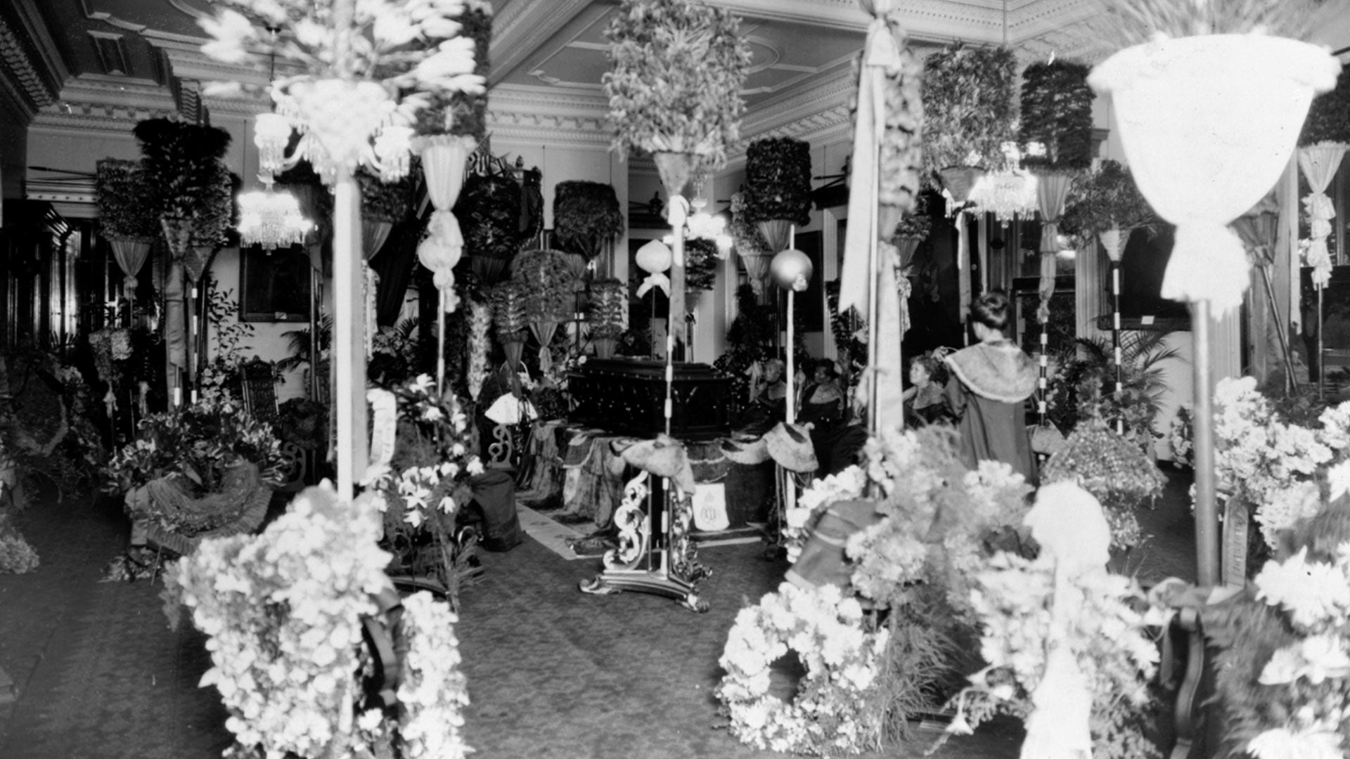 Throne Room of ʻIolani Palace with Liliʻuokalani lying in state, 1917, Library of Congress.