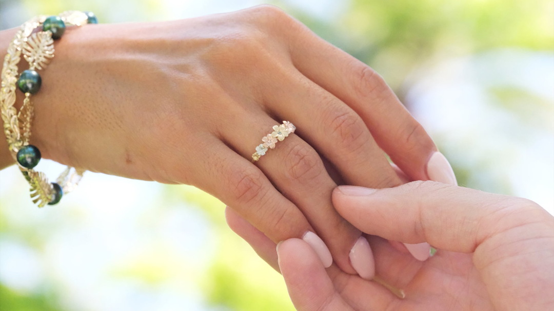 Bague Plumeria à portée de main