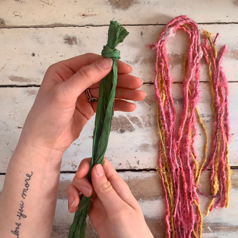 Knotting the ends of the yarn