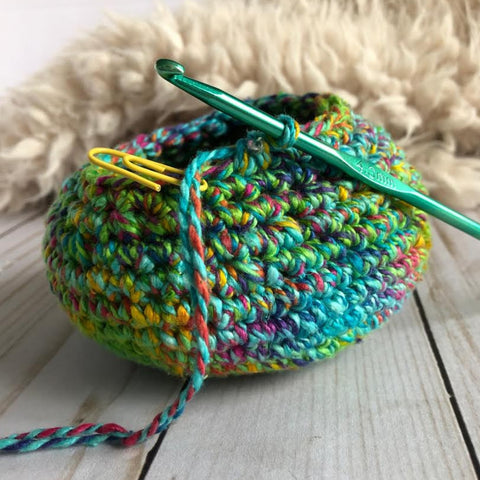 5 Reasons to Use Locking Stitch Markers  #Crochet #TipsTuesday -  Underground Crafter