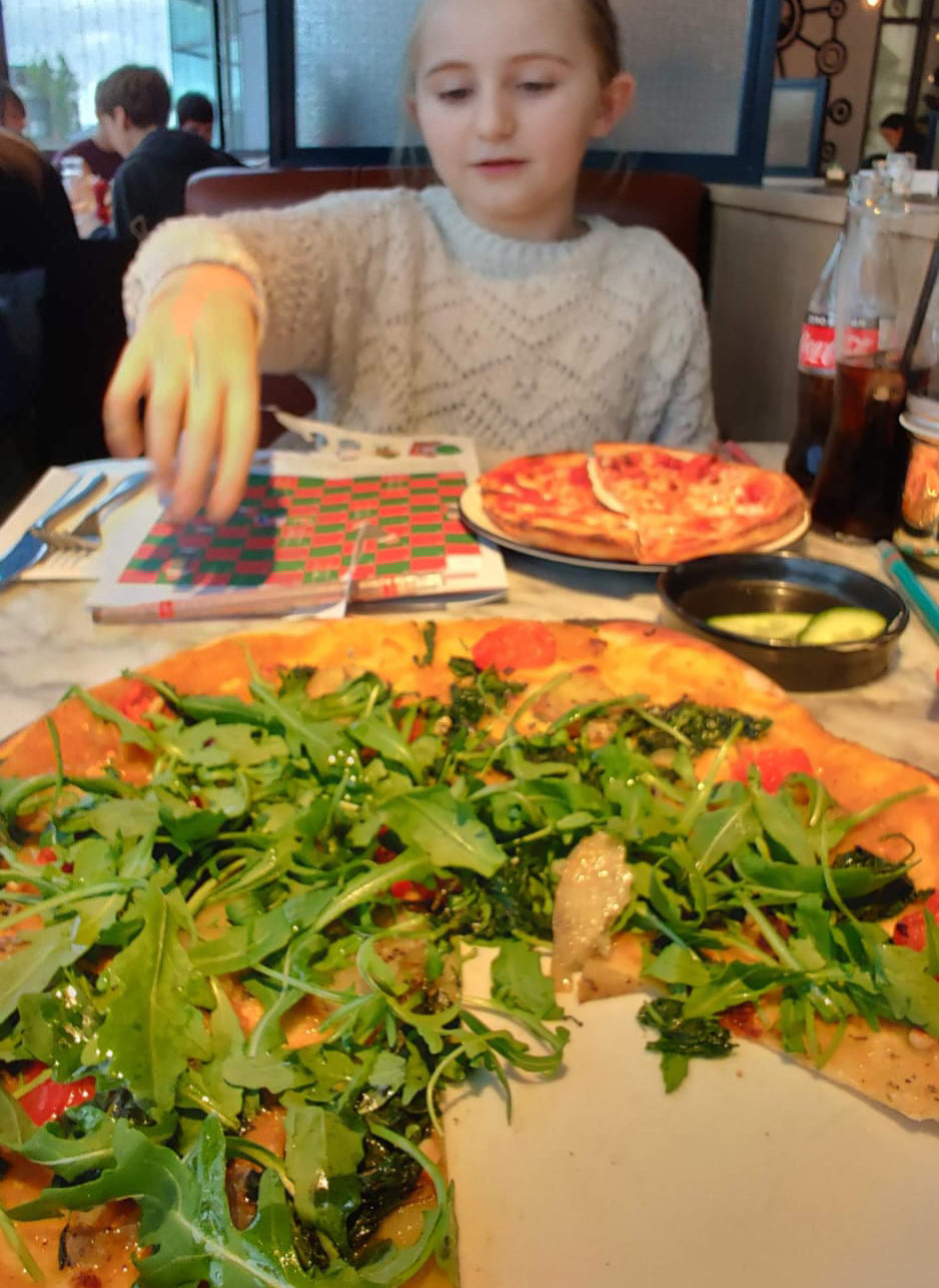 Pflanzliche Pizza mit Lilie