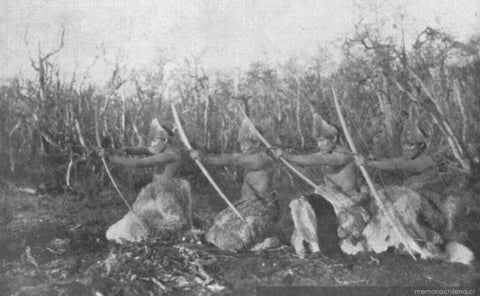 Selk'nam entrenando con arco y flecha (1920). Fotografía extraída de Memoria Chilena