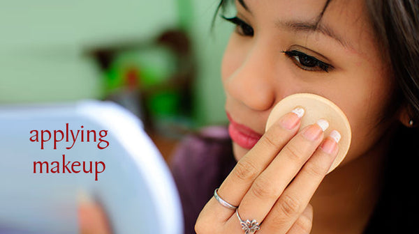 মেকআপের উপরে সানস্ক্রিন পাউডার লাগান