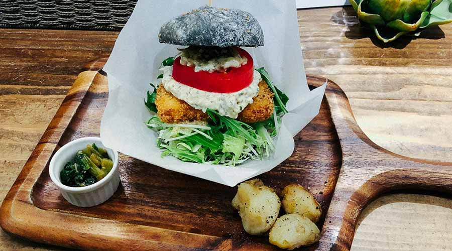 vegan burger at veganic to go tokyo japan