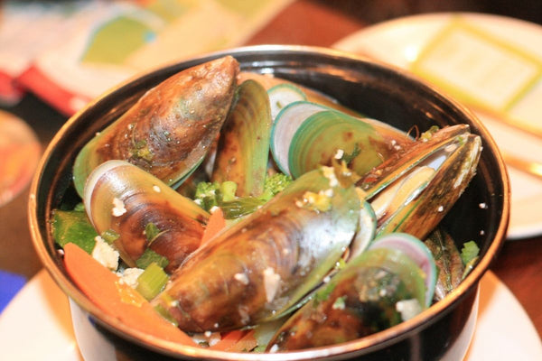 Green-lipped mussels in a bowl
