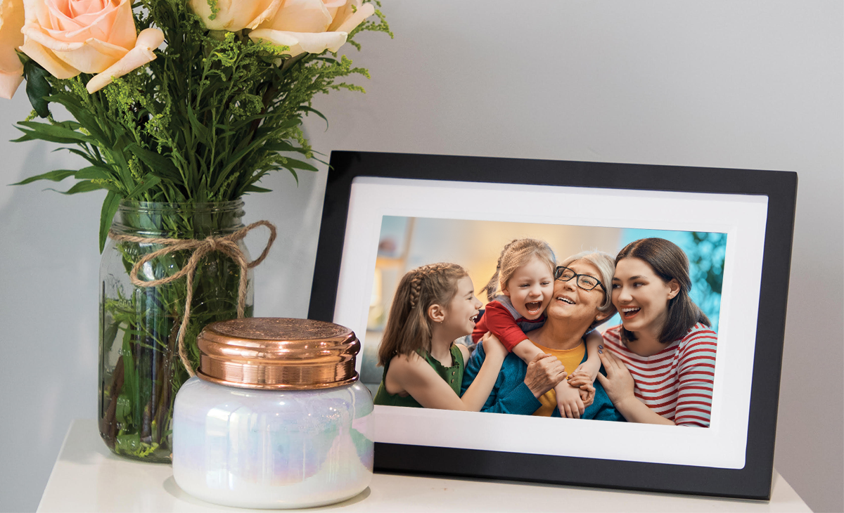 Grandma with family on Skylight Frame