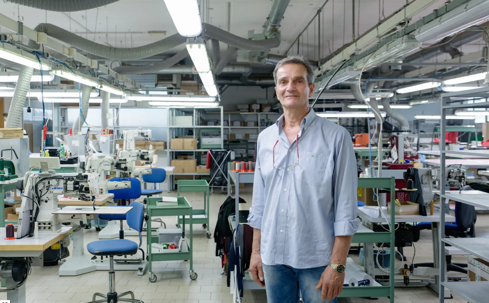 Adriano Dedisti di Laboratorio Toscano, uno degli artigiani con cui collabora MIRTA.