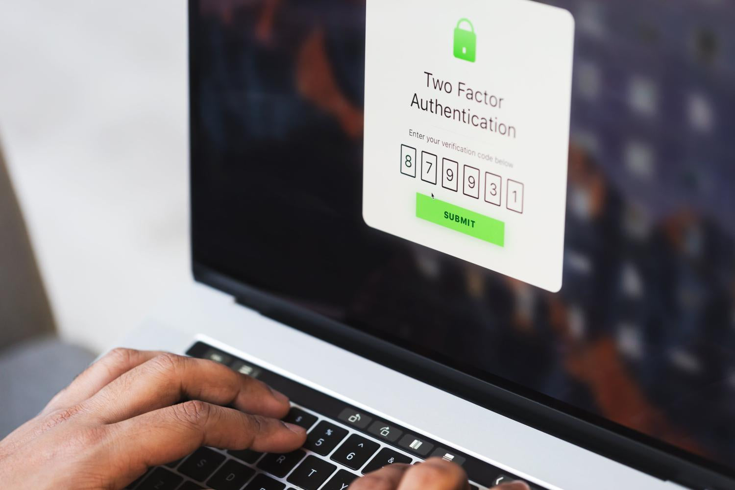 Schermo di un computer portatile con una schermata di autenticazione a due fattori, simbolo della sicurezza di un account.