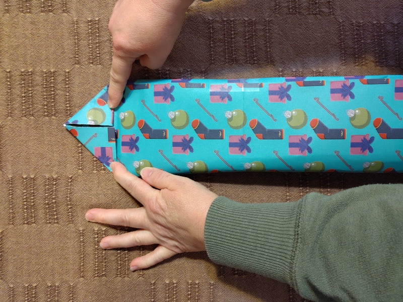 Hands making corners with the wrapping papers