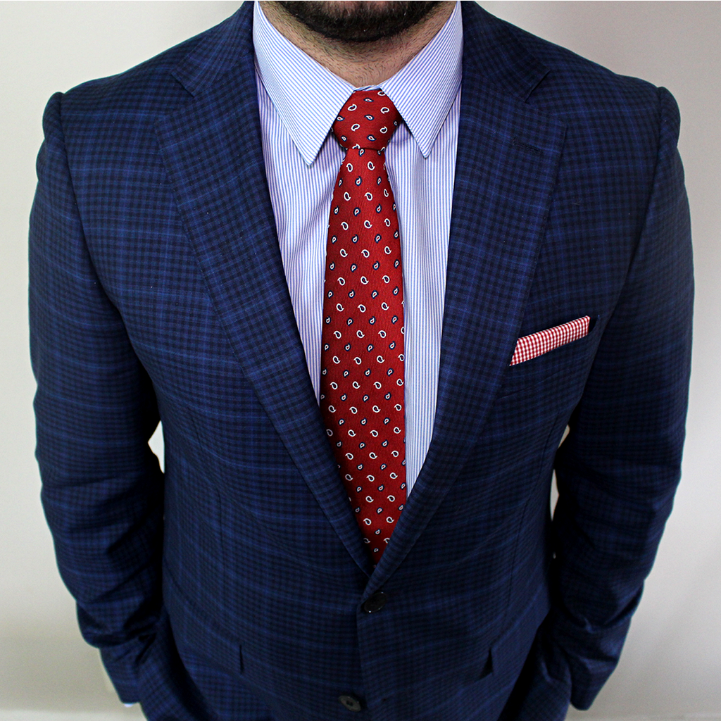 Пиджак с красным галстуком