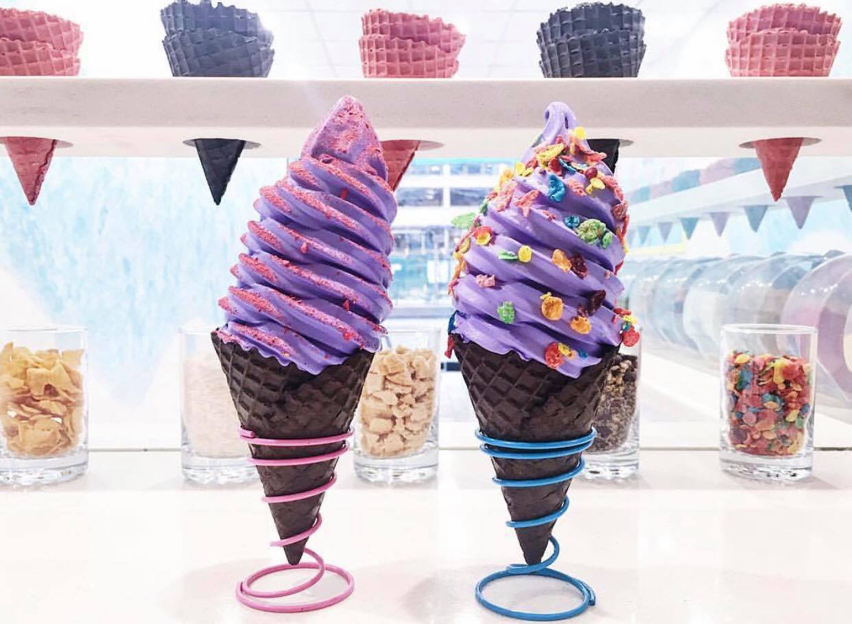 Ice cream new. Фиолетовое мороженое. Фиолетовое мороженое в рожке. Сиреневое мороженое. Фиалковое мороженое.