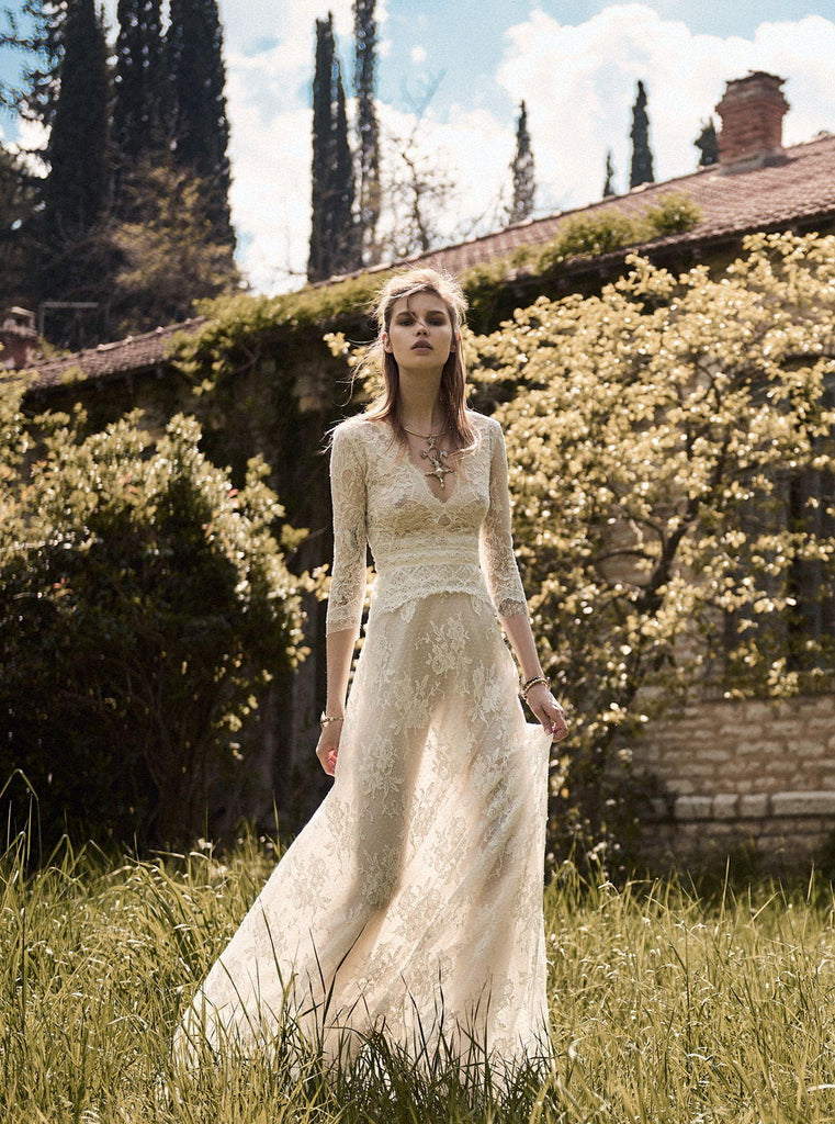 18 Indie Lace Wedding Dresses Perfect for a Bohemian Beach Wedding ...