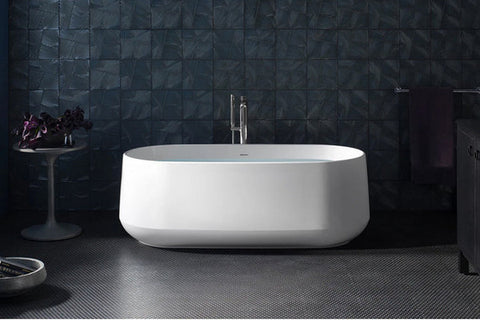 white bathtub to optimize the bathroom color