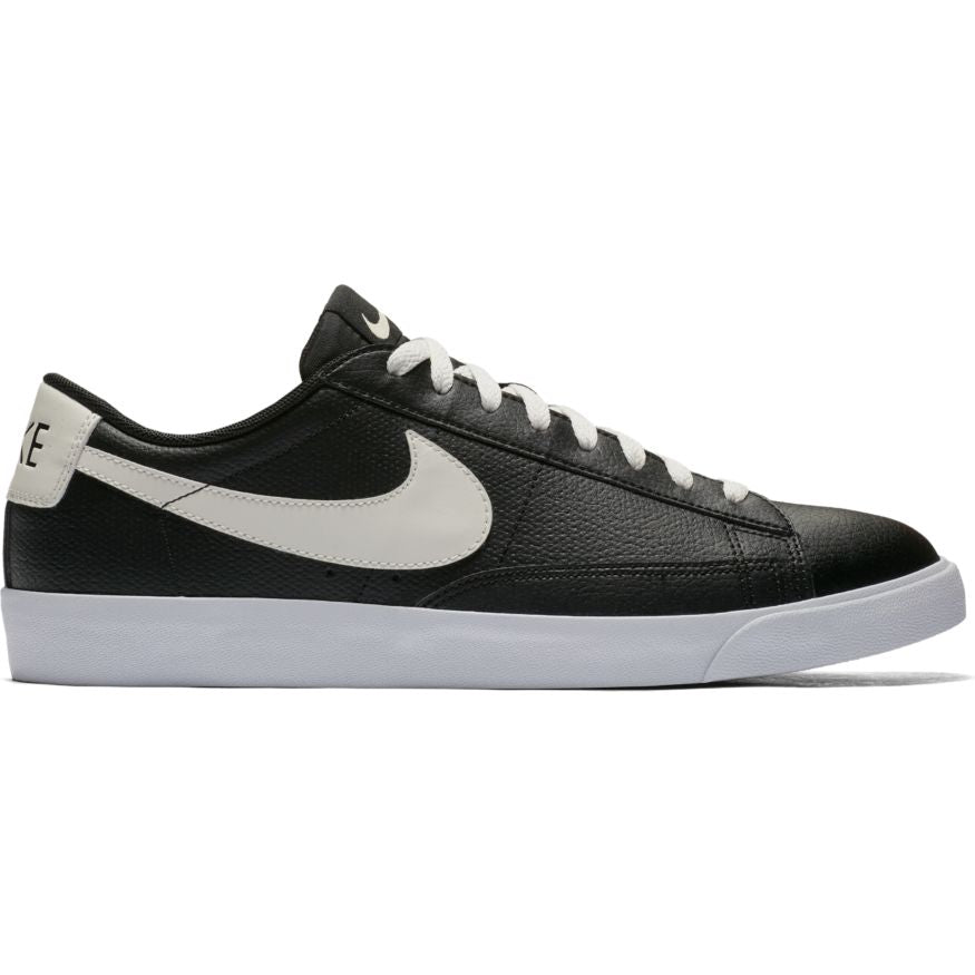 Nike Blazer Low Leather &#8211; BLACK/SAIL-SAIL-GUM MED BROWN US 8 EU 41 US 8.5 EU 42 US 9 EU 42.5 US 9.5 EU 43 US 10.5 EU 44.5 US 11 EU 45 US 11.5 EU 45.5 US 12 EU 46