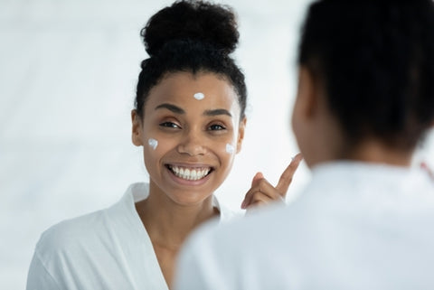 woman applying sunscreen