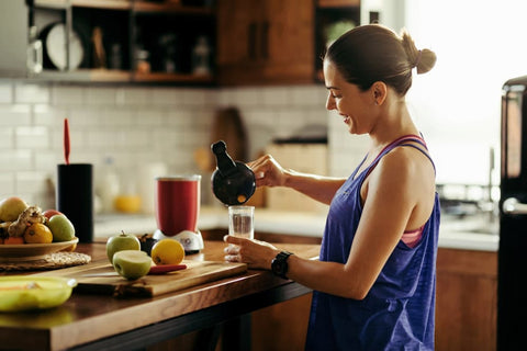 making smoothie with sea moss