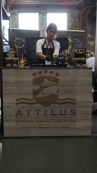 Hostess am Stand von Attilus Kaviar bei der Chef-Sache 2018