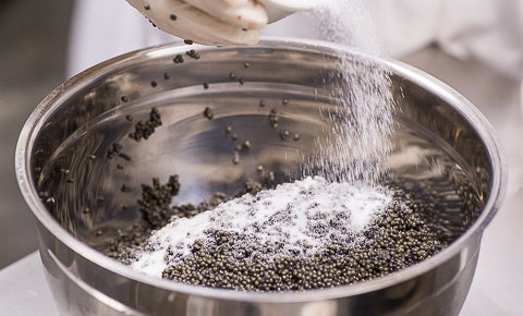 Die richtige Menge Salz wird zum Kaviar gegeben. Unser Kaviar ist malossol | Attilus Kaviar