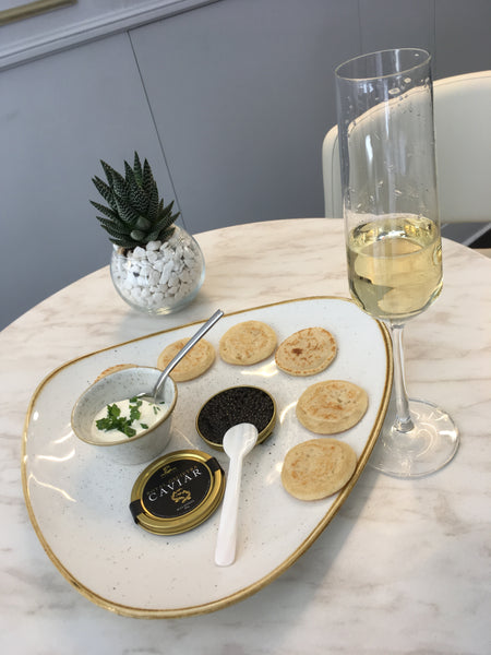 Teller mit Kaviar im Attilus Caviar Store in London