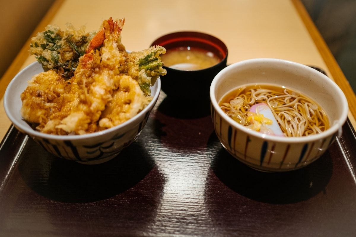 tempura soba dish