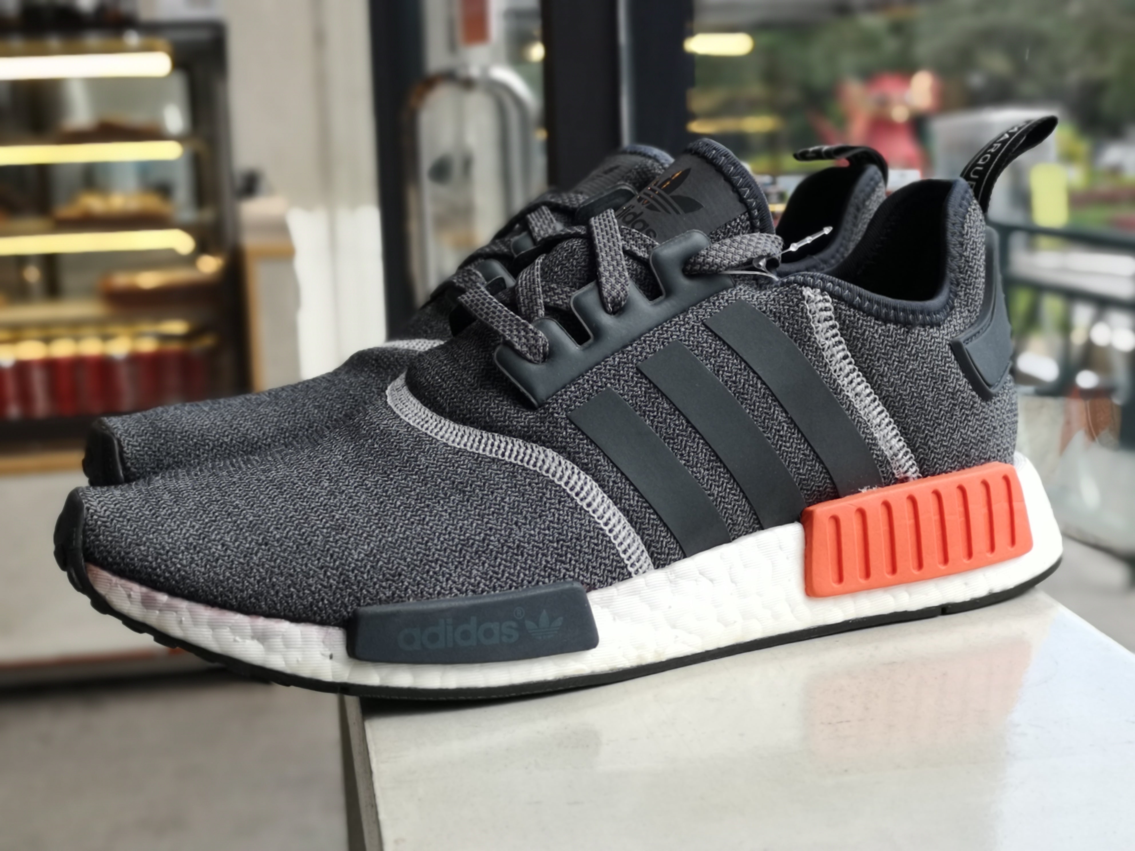 nmd r1 gray red