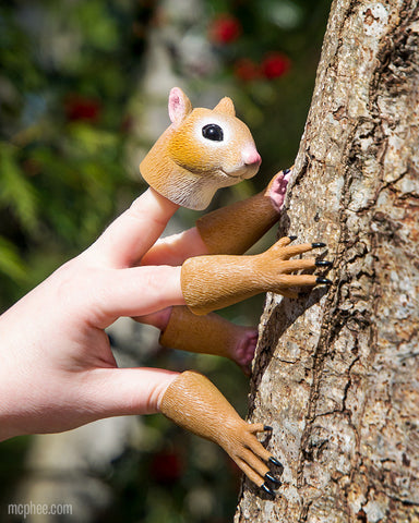 Handisquirrel climbing tree squirrel finger puppet