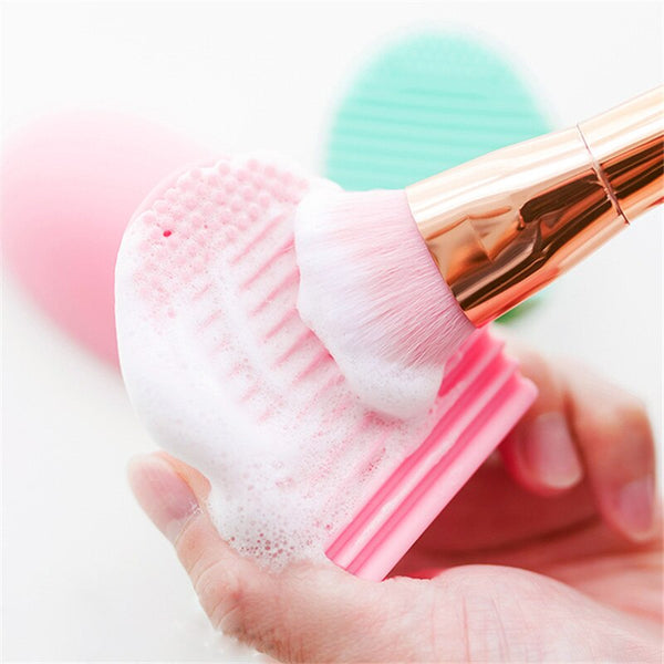 Limpiando una brocha de maquillaje
