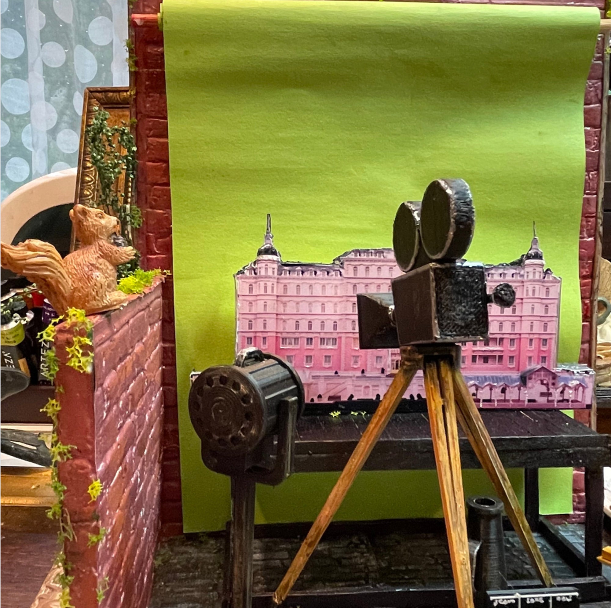 diorama miniature du plateau de tournage du Grand Budapest Hotel