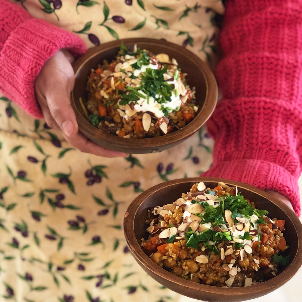 Servieren von gerösteten Kichererbsen und Freekeh-Salat