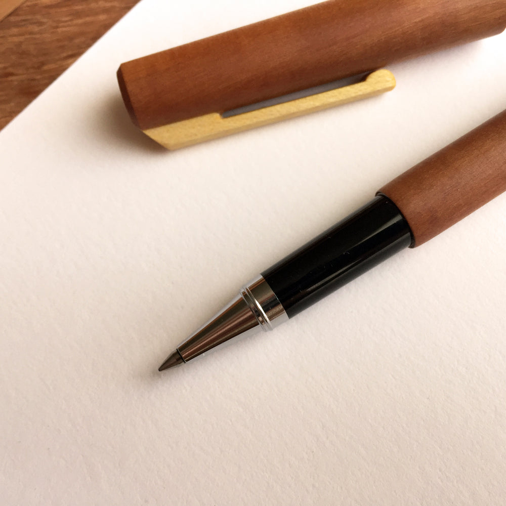Kugelschreiber aus Buchenholz mit persönlicher Gravur – Hello Unique