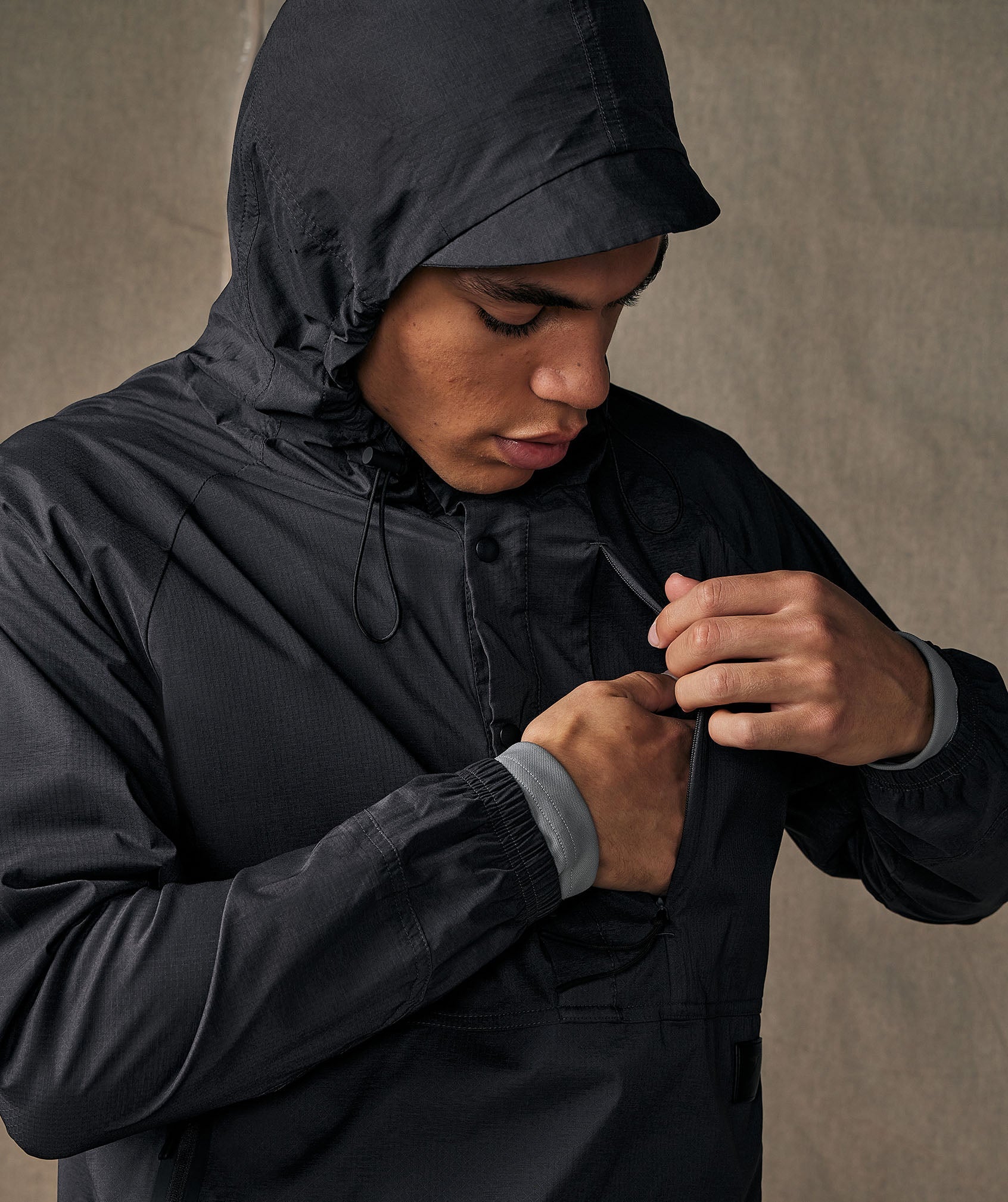 Retake Pullover Woven Jacket in Onyx Grey