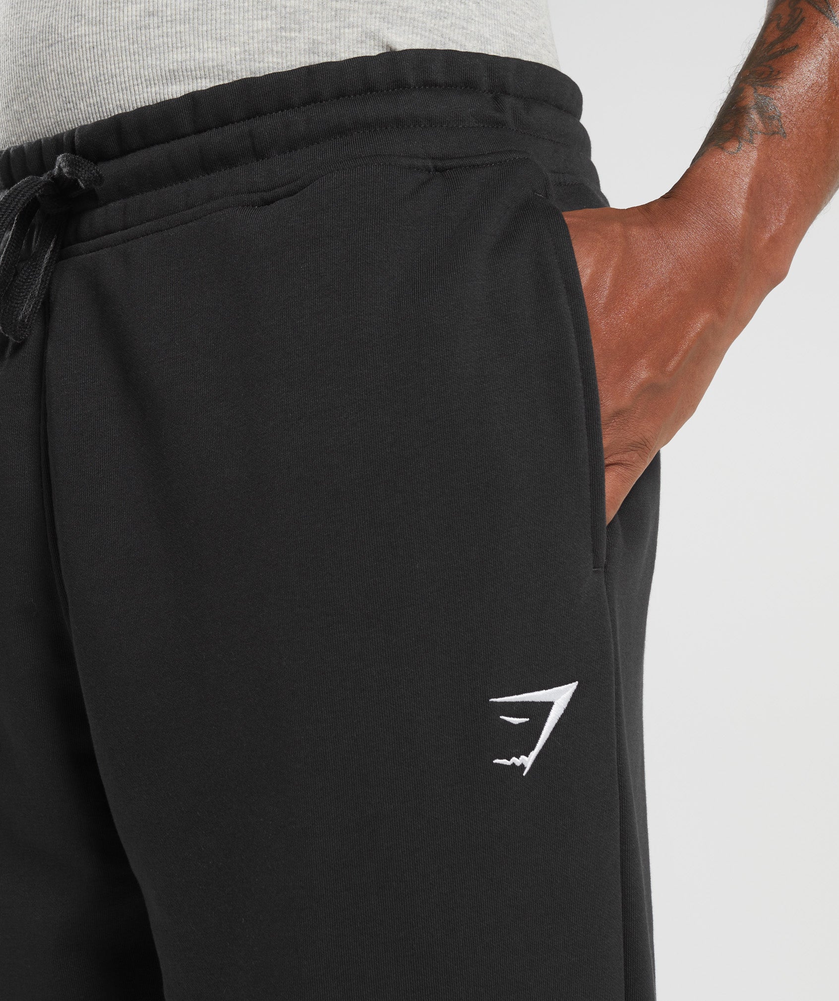 Gymshark Men's Slim Fit Drawstring Crest Joggers LL7 Black Size Medium NWT
