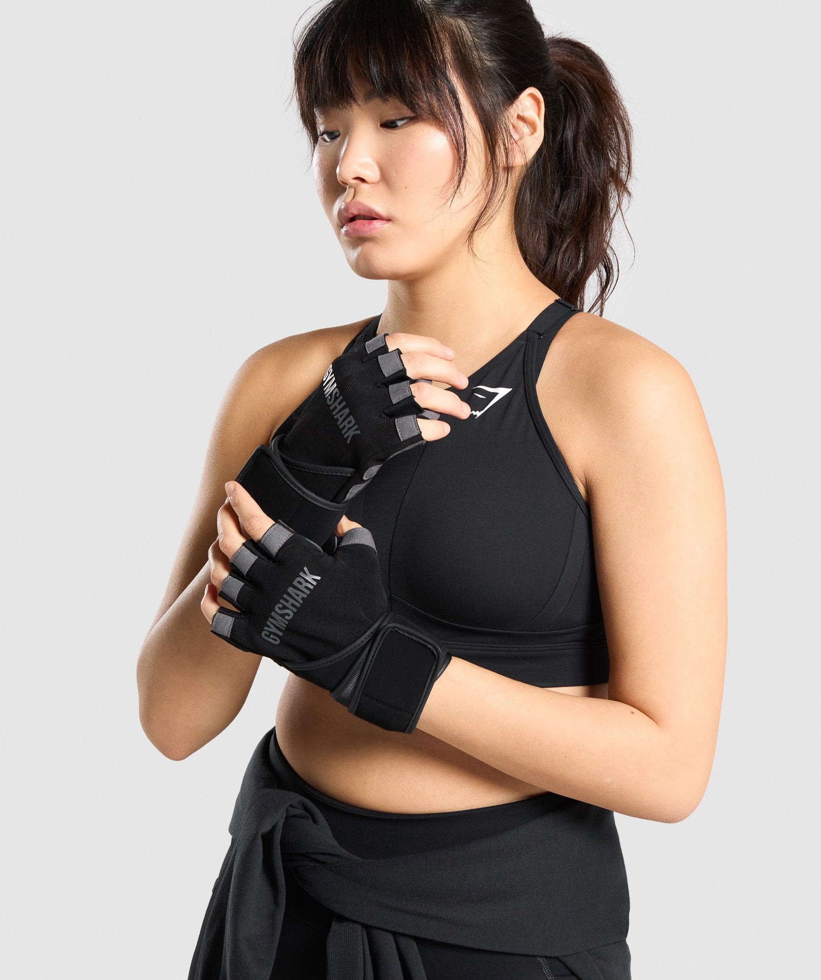 Wrap Lifting Gloves in Black - view 2