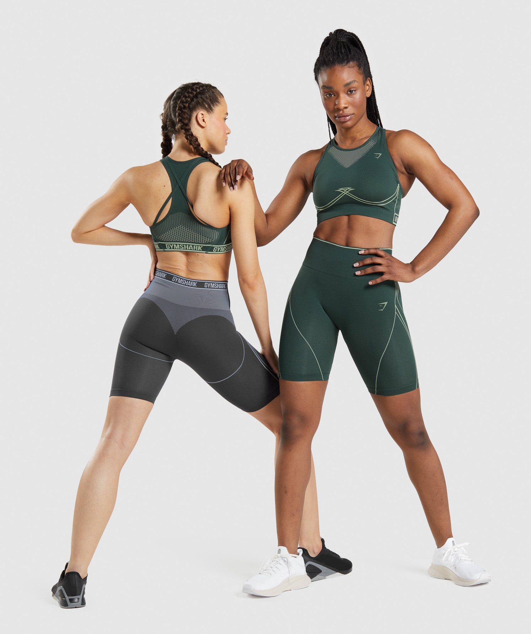 Apex Seamless Sports Bra in Obsidian Green/Cucumber Green