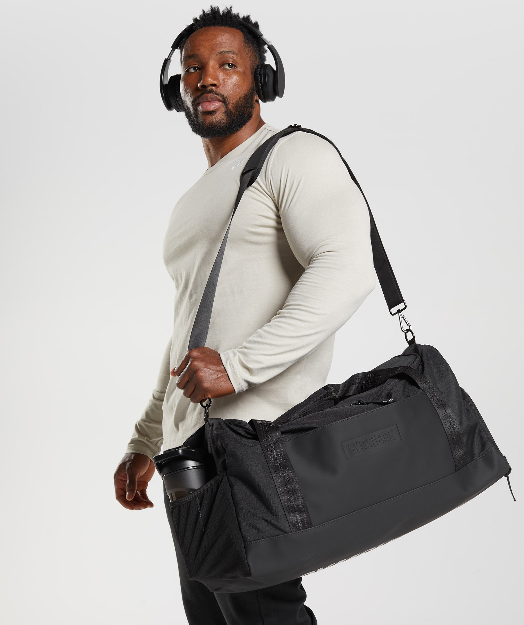 Medium Everyday Holdall in Black - view 6