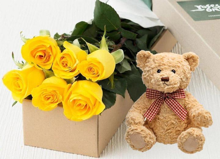 beautiful teddy bears with flowers
