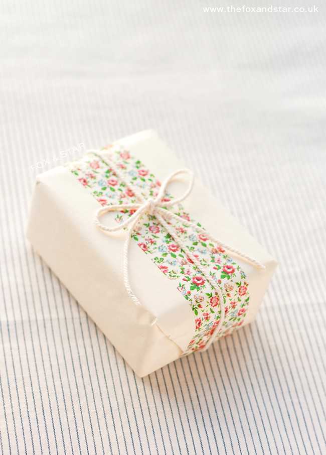 DIY gift wrap ideas with packing and washi tape 