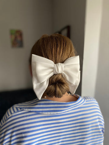 7 Cool and Cute Ways to Wear a Velvet Hair Bow Trend